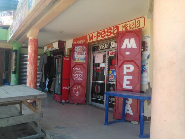 ケータイを通じた送金サービス（Ｍ-pesa）代理店。タンザニアには、700軒余りしかない銀行に対して、15万3369軒ものM-pesa代理店がある。