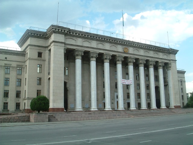 アルマティにある旧国会議事堂。現在はカザフ英国技術大学として使用されている。