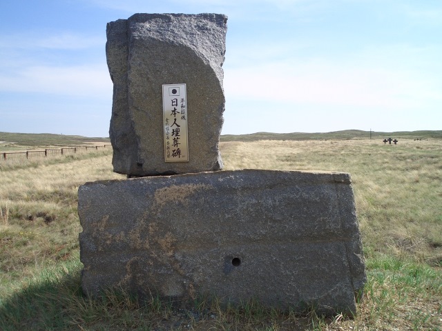 カラガンダ郊外、スパスク収容所跡に立つ日本人抑留者慰霊碑。