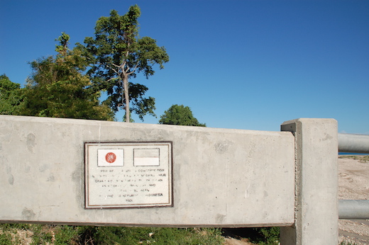 メヌの橋にある記念プレート。色が落ちているが、日本とインドネシアの国旗が並ぶ。