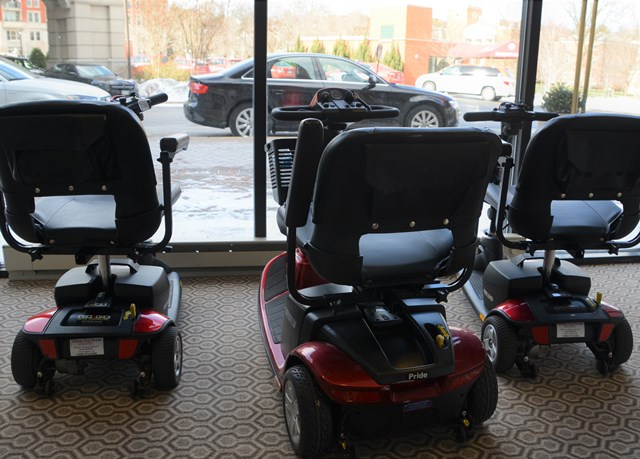 AAAS年次大会会場に設置されたDisability Resource Room で出番を待つ、貸し出し用電動車椅子。日本では公共交通機関を利用できないこともあるスクーター型電動車椅子が人気（2016年2月、ワシントンDCにて）。