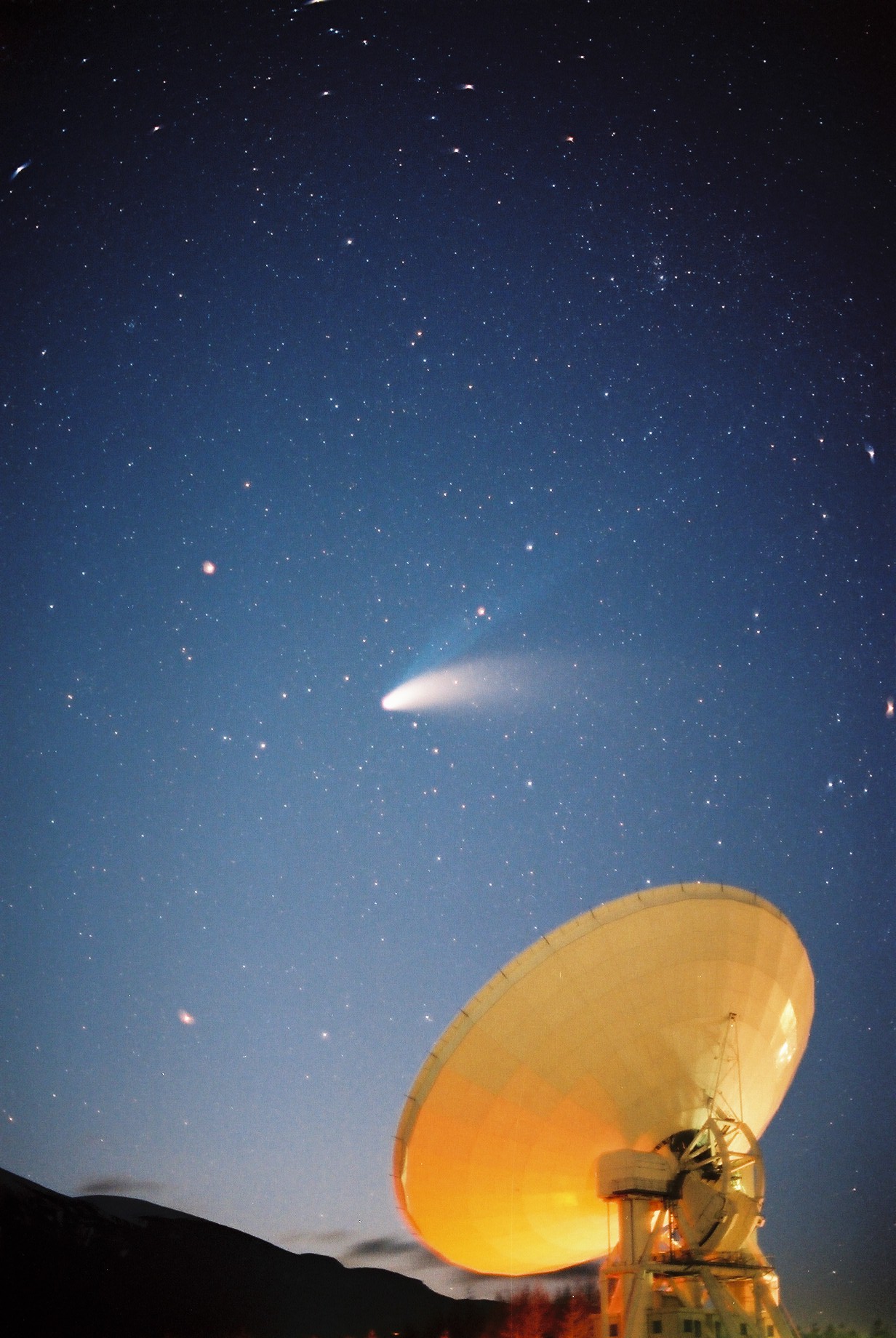 ヘール・ボップ彗星を追う45m電波望遠鏡 写真提供：国立天文台