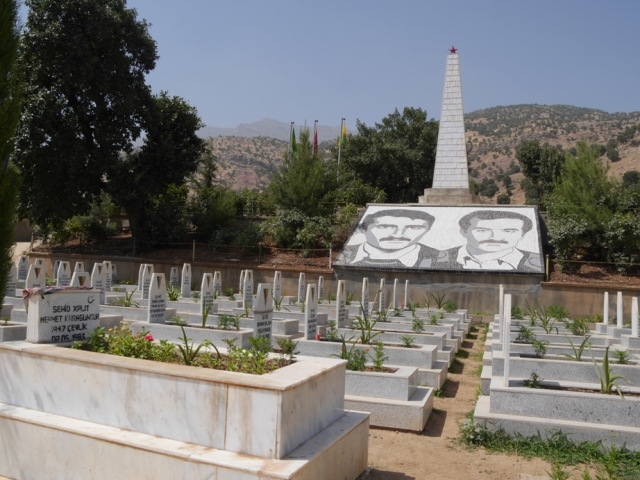 カンディール山にあるPKKゲリラの墓地：2015年6月撮影。この墓地は2017年、トルコの空爆によって破壊された。