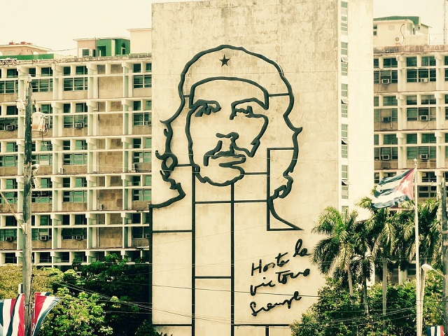 革命広場の庁舎の壁に描かれたゲバラの顔。
